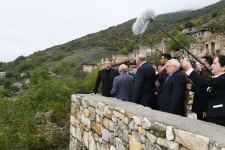 Prezident İlham Əliyev Tuğ kəndində ictimaiyyət nümayəndələri ilə səmimi söhbət edib (FOTO)
