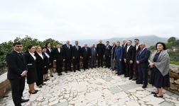 Prezident İlham Əliyev Tuğ kəndində ictimaiyyət nümayəndələri ilə səmimi söhbət edib (FOTO)