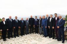Prezident İlham Əliyev Tuğ kəndində ictimaiyyət nümayəndələri ilə səmimi söhbət edib (FOTO)