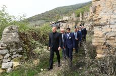 Prezident İlham Əliyev Tuğ kəndində ictimaiyyət nümayəndələri ilə səmimi söhbət edib (FOTO)