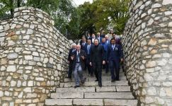 Prezident İlham Əliyev Tuğ kəndində ictimaiyyət nümayəndələri ilə səmimi söhbət edib (FOTO)