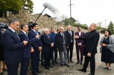 Prezident İlham Əliyev Tuğ kəndində ictimaiyyət nümayəndələri ilə səmimi söhbət edib (FOTO)