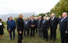 Prezident İlham Əliyev Tuğ kəndində ictimaiyyət nümayəndələri ilə səmimi söhbət edib (FOTO)