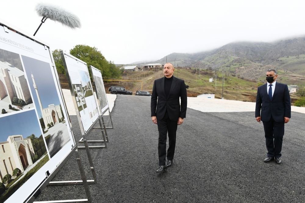 Prezident İlham Əliyev Hadrut qəsəbəsində yeni məscidin təməlini qoyub (FOTO/VİDEO) (YENİLƏNİB)