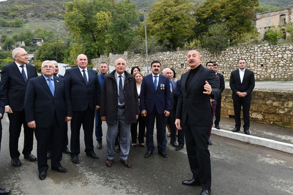 Prezident İlham Əliyev Tuğ kəndində ictimaiyyət nümayəndələri ilə səmimi söhbət edib (FOTO)