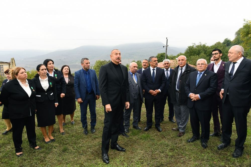 Prezident İlham Əliyev Tuğ kəndində ictimaiyyət nümayəndələri ilə səmimi söhbət edib (FOTO)