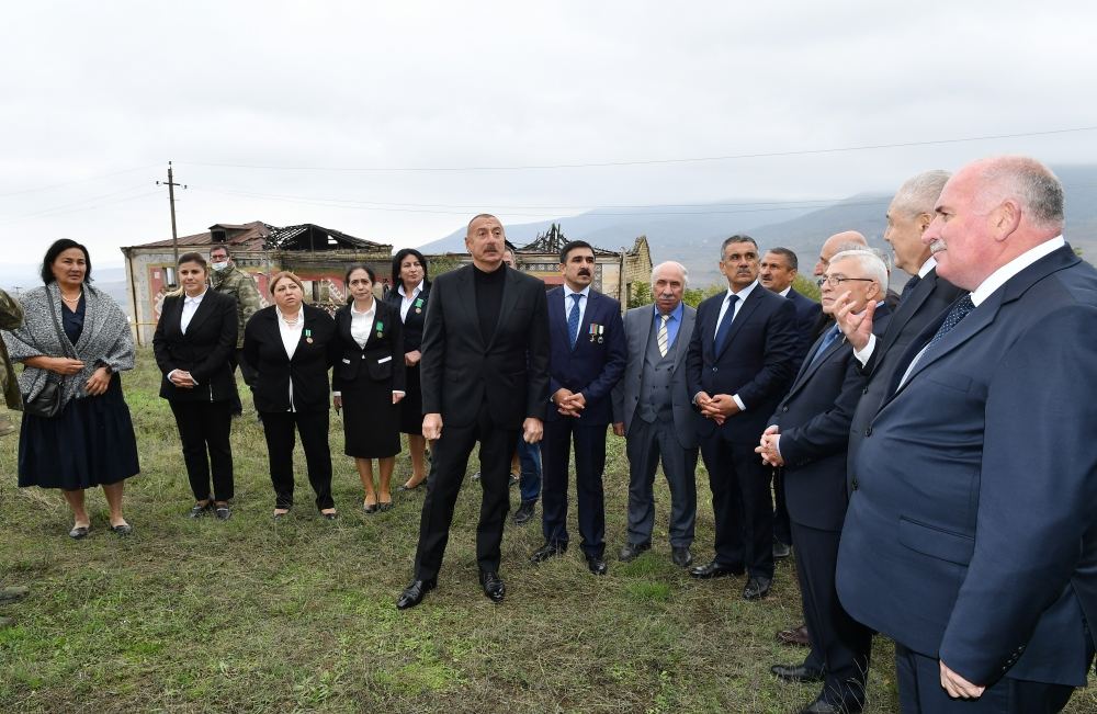 Prezident İlham Əliyev Tuğ kəndində ictimaiyyət nümayəndələri ilə səmimi söhbət edib (FOTO)