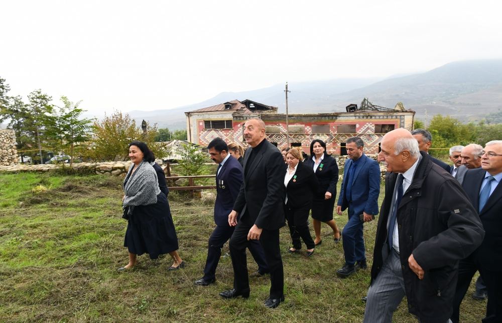 Prezident İlham Əliyev Tuğ kəndində ictimaiyyət nümayəndələri ilə səmimi söhbət edib (FOTO)