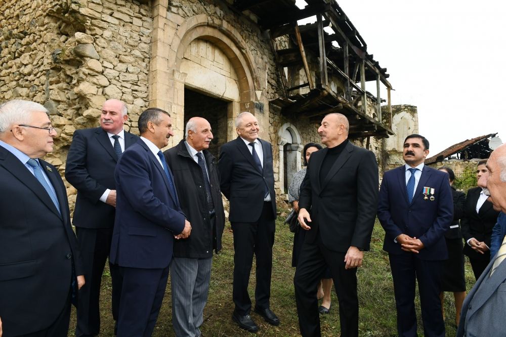 Prezident İlham Əliyev Tuğ kəndində ictimaiyyət nümayəndələri ilə səmimi söhbət edib (FOTO)
