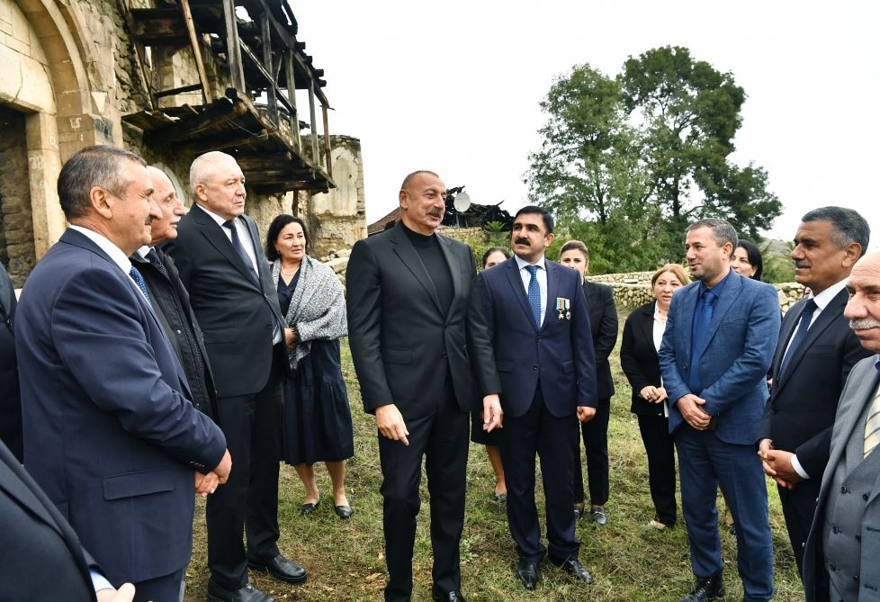 Prezident İlham Əliyev Tuğ kəndində ictimaiyyət nümayəndələri ilə səmimi söhbət edib (FOTO)