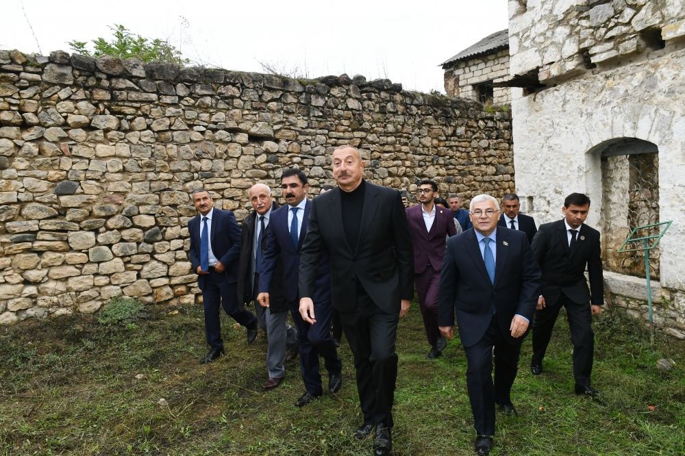 Prezident İlham Əliyev Tuğ kəndində ictimaiyyət nümayəndələri ilə səmimi söhbət edib (FOTO)