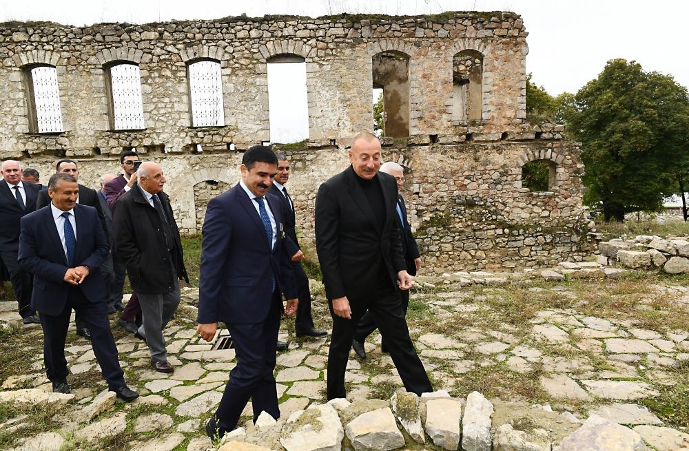 Prezident İlham Əliyev Tuğ kəndində ictimaiyyət nümayəndələri ilə səmimi söhbət edib (FOTO)