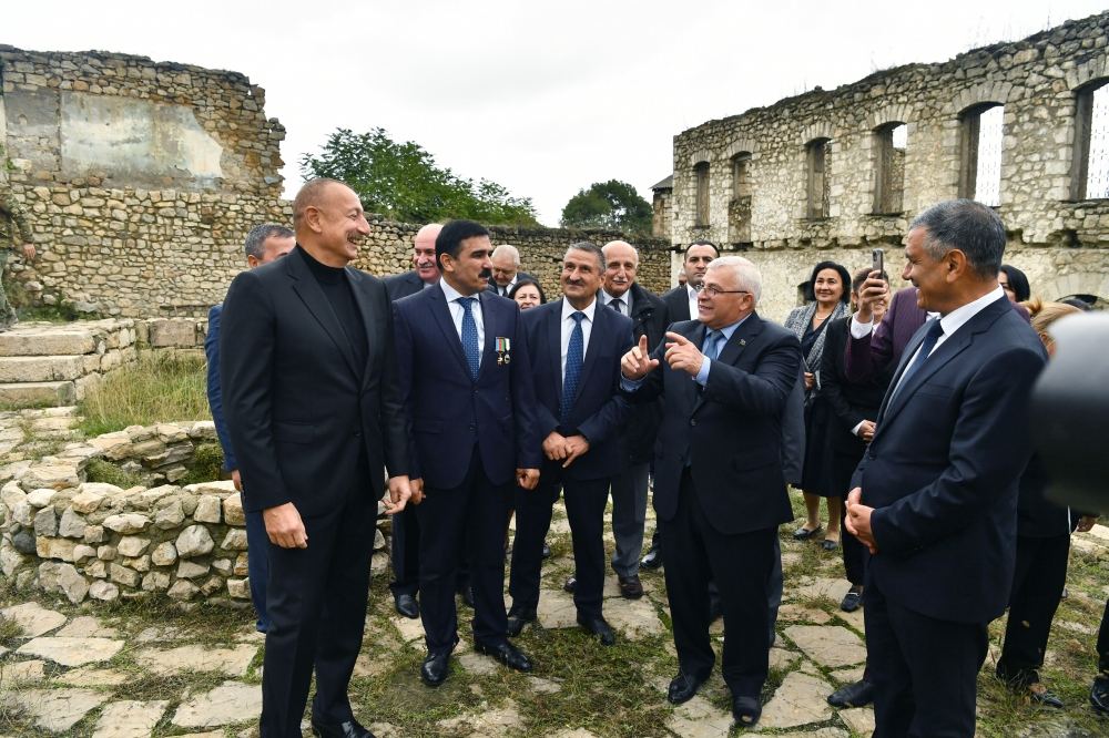 Prezident İlham Əliyev Tuğ kəndində ictimaiyyət nümayəndələri ilə səmimi söhbət edib (FOTO)