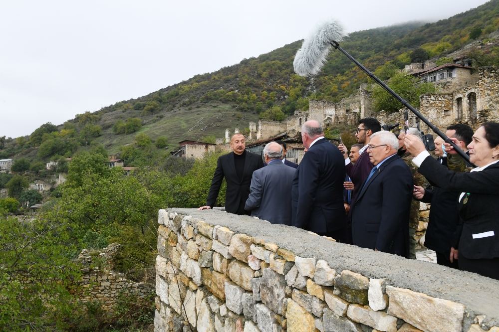 Prezident İlham Əliyev Tuğ kəndində ictimaiyyət nümayəndələri ilə səmimi söhbət edib (FOTO)