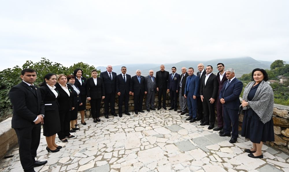 Prezident İlham Əliyev Tuğ kəndində ictimaiyyət nümayəndələri ilə səmimi söhbət edib (FOTO)