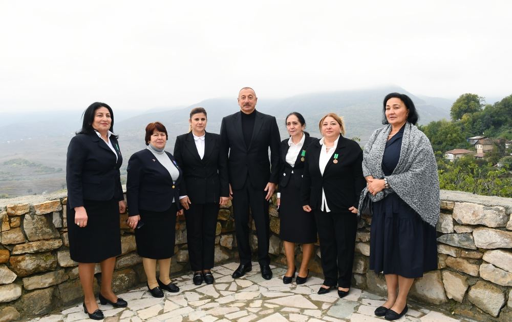 Prezident İlham Əliyev Tuğ kəndində ictimaiyyət nümayəndələri ilə səmimi söhbət edib (FOTO)