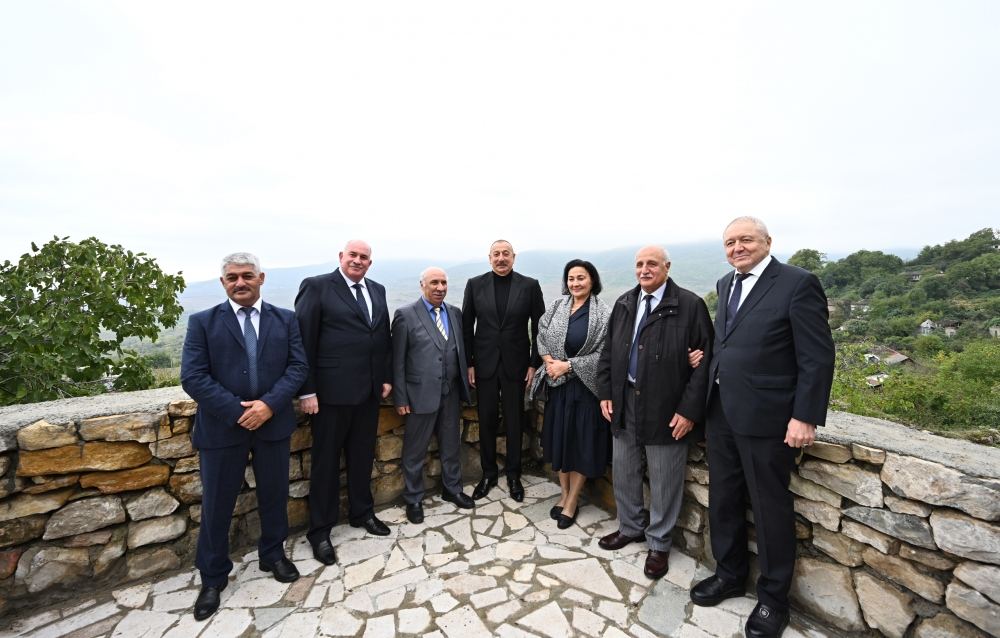 Prezident İlham Əliyev Tuğ kəndində ictimaiyyət nümayəndələri ilə səmimi söhbət edib (FOTO)