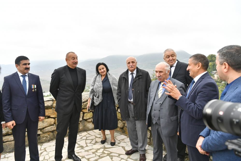 Prezident İlham Əliyev Tuğ kəndində ictimaiyyət nümayəndələri ilə səmimi söhbət edib (FOTO)