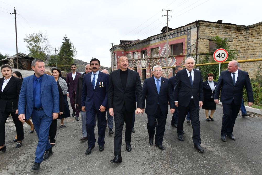Prezident İlham Əliyev Tuğ kəndində ictimaiyyət nümayəndələri ilə səmimi söhbət edib (FOTO)