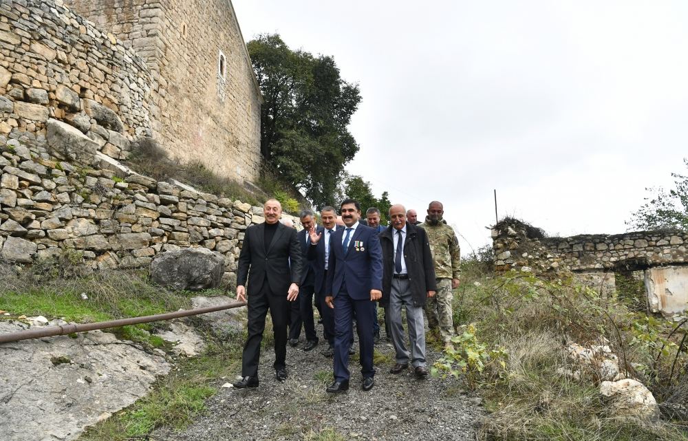 Prezident İlham Əliyev Tuğ kəndində ictimaiyyət nümayəndələri ilə səmimi söhbət edib (FOTO)
