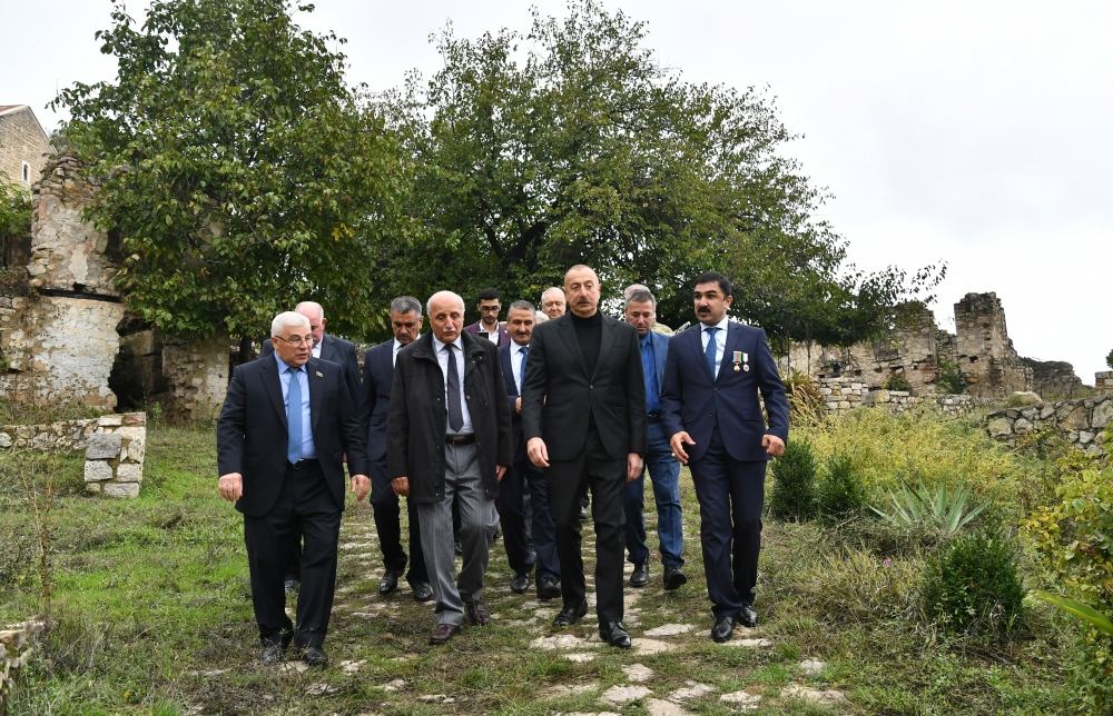 Prezident İlham Əliyev Tuğ kəndində ictimaiyyət nümayəndələri ilə səmimi söhbət edib (FOTO)