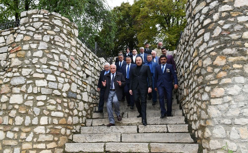 Prezident İlham Əliyev Tuğ kəndində ictimaiyyət nümayəndələri ilə səmimi söhbət edib (FOTO)