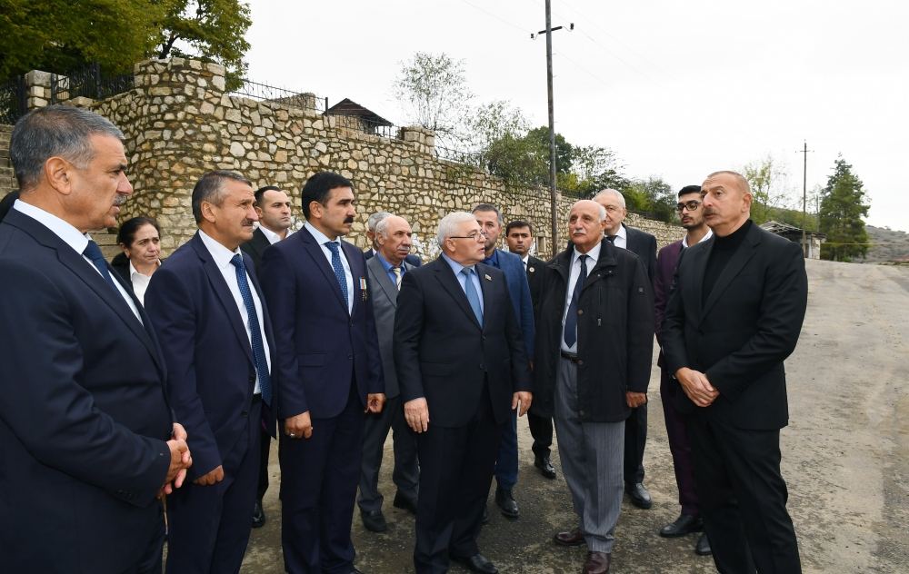 Prezident İlham Əliyev Tuğ kəndində ictimaiyyət nümayəndələri ilə səmimi söhbət edib (FOTO)