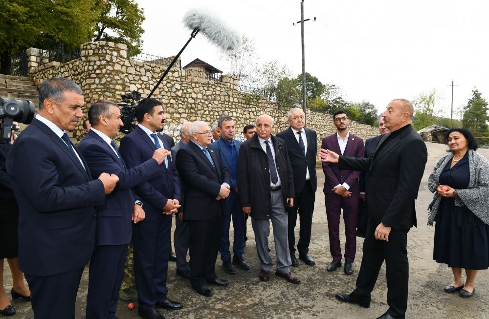 Prezident İlham Əliyev Tuğ kəndində ictimaiyyət nümayəndələri ilə səmimi söhbət edib (FOTO)