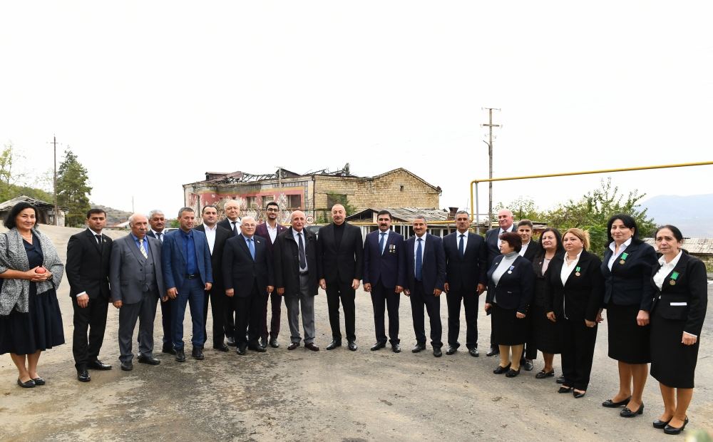 Prezident İlham Əliyev Tuğ kəndində ictimaiyyət nümayəndələri ilə səmimi söhbət edib (FOTO)