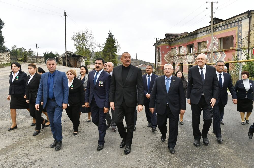 Prezident İlham Əliyev Tuğ kəndində ictimaiyyət nümayəndələri ilə səmimi söhbət edib (FOTO)