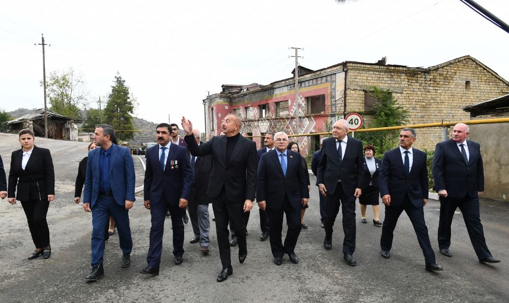 Prezident İlham Əliyev Tuğ kəndində ictimaiyyət nümayəndələri ilə səmimi söhbət edib (FOTO)
