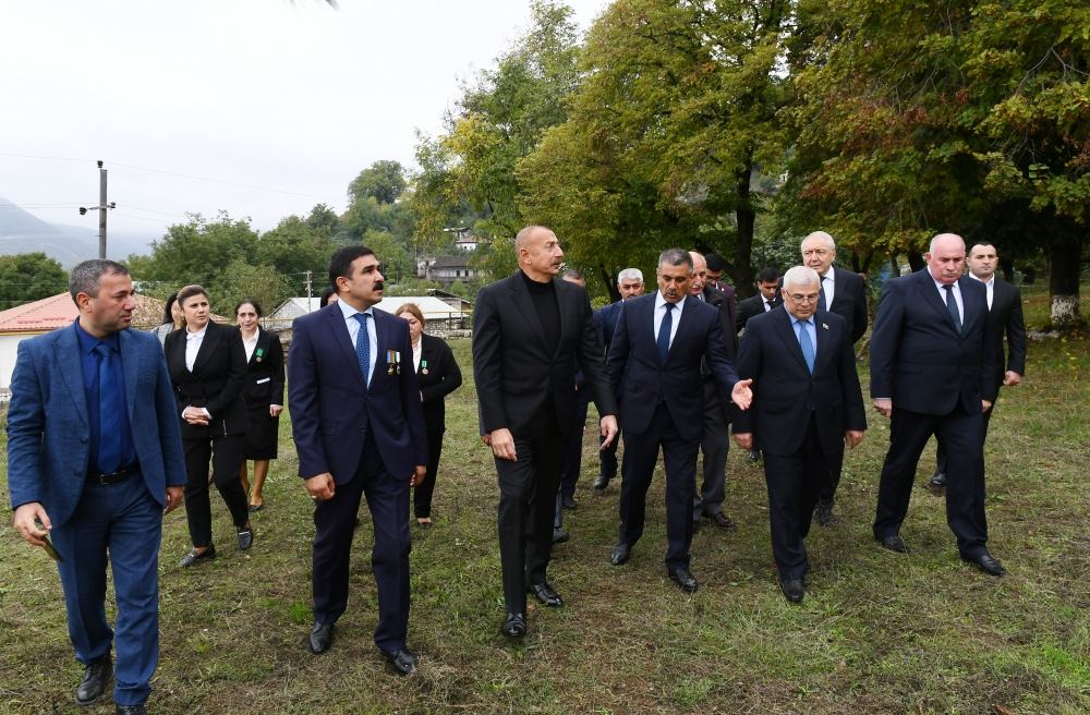 Prezident İlham Əliyev Tuğ kəndində ictimaiyyət nümayəndələri ilə səmimi söhbət edib (FOTO)