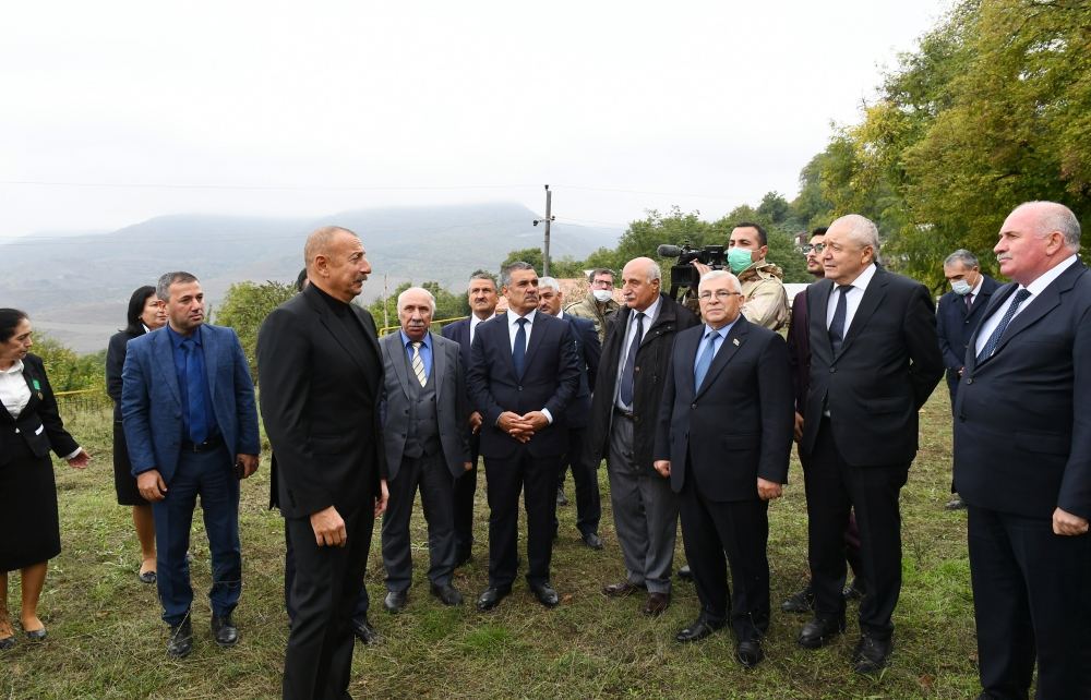 Prezident İlham Əliyev Tuğ kəndində ictimaiyyət nümayəndələri ilə səmimi söhbət edib (FOTO)