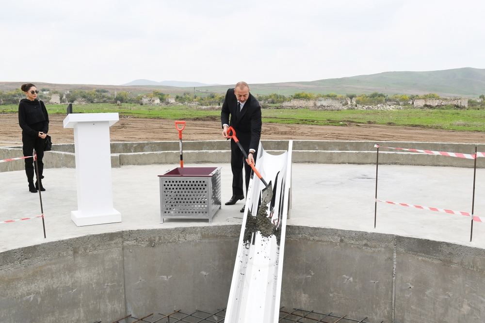 Prezident İlham Əliyev Füzuli rayonunun Dövlətyarlı kəndində “Ağıllı kənd”in təməlini qoyub (FOTO) (YENİLƏNİB)