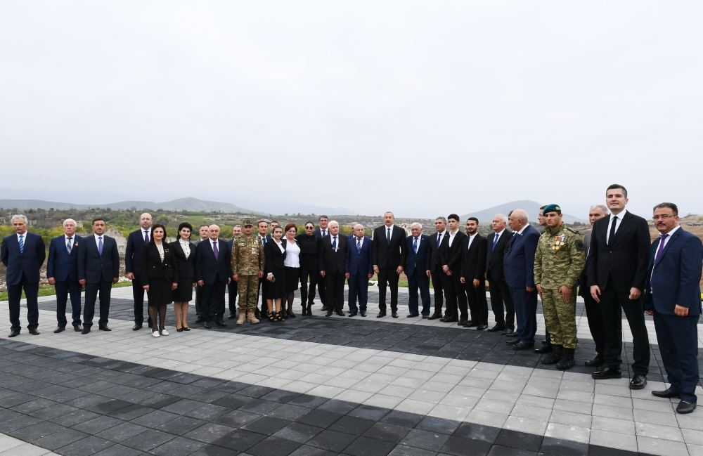 Prezident İlham Əliyev və birinci xanım Mehriban Əliyeva Füzuli ictimaiyyətinin nümayəndələri ilə görüşüb, Memorial Kompleksin və şəhərin bərpasının təməl daşını qoyublar (YENİLƏNİB) (FOTO)