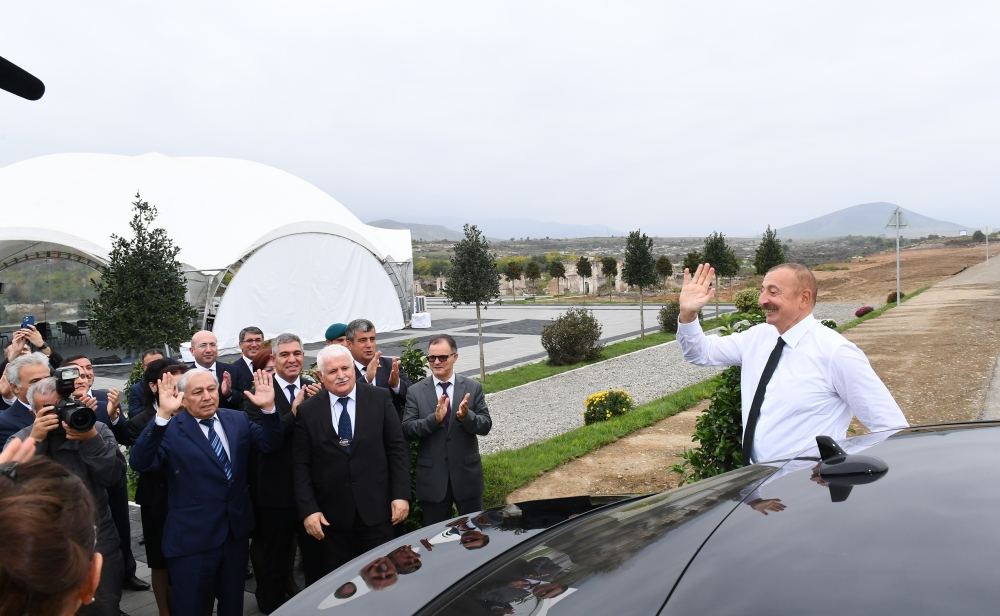 Prezident İlham Əliyev və birinci xanım Mehriban Əliyeva Füzuli ictimaiyyətinin nümayəndələri ilə görüşüb, Memorial Kompleksin və şəhərin bərpasının təməl daşını qoyublar (YENİLƏNİB) (FOTO)