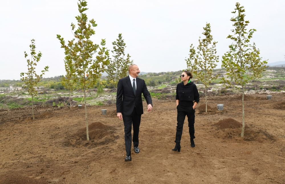 Prezident İlham Əliyev və birinci xanım Mehriban Əliyeva Füzulidə yaradılacaq Mərkəzi Şəhər Parkında ağac əkiblər (YENİLƏNİB) (FOTO)