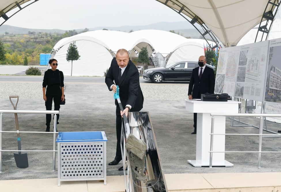 Prezident İlham Əliyev və birinci xanım Mehriban Əliyeva Füzuli şəhərində çoxmənzilli yaşayış məhəlləsinin təməlqoyma mərasimində iştirak ediblər (FOTO)