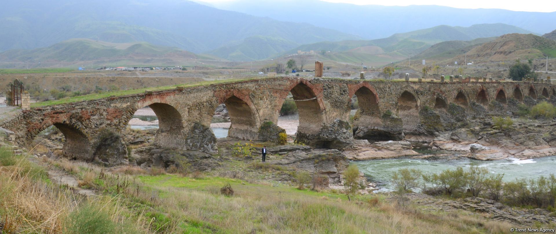 Tarixi Xudafərin körpüsündən FOTOREPORTAJ