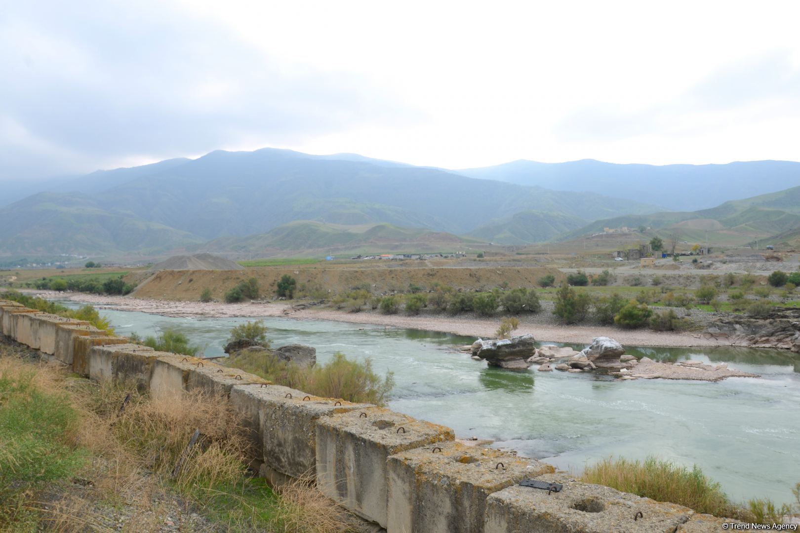 Tarixi Xudafərin körpüsündən FOTOREPORTAJ