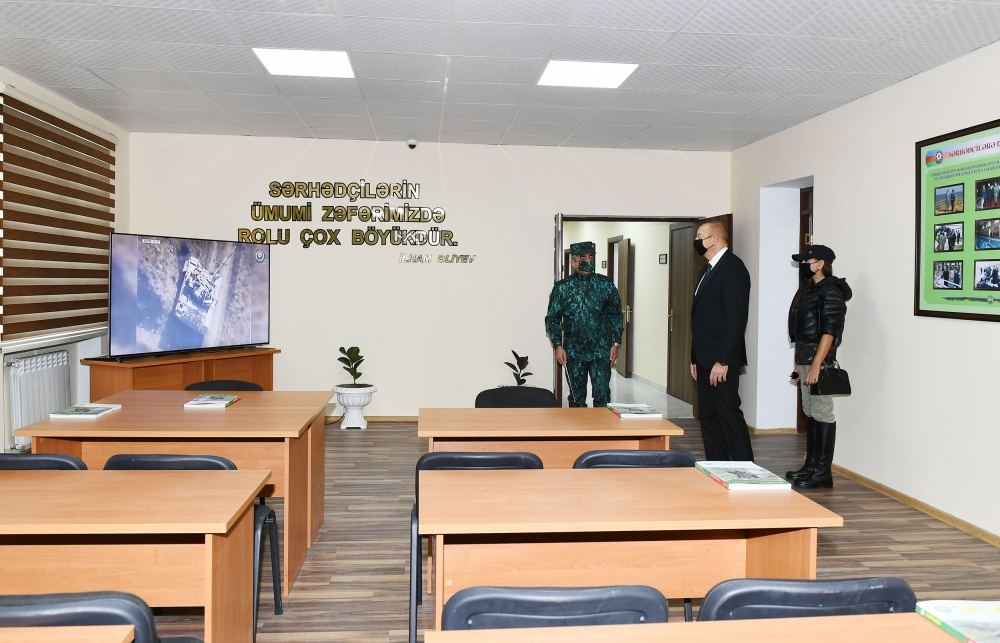 Prezident İlham Əliyev və birinci xanım Mehriban Əliyeva DSX-nin Zəngilandakı hərbi hissəsində yaradılan şəraitlə tanış olublar (FOTO/VİDEO) (YENİLƏNİB)