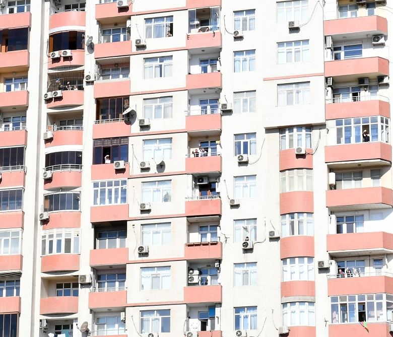 Bakı sakinləri eyvanlarından Prezident İlham Əliyev və Birinci xanım Mehriban Əliyevanı salamladılar (FOTO)