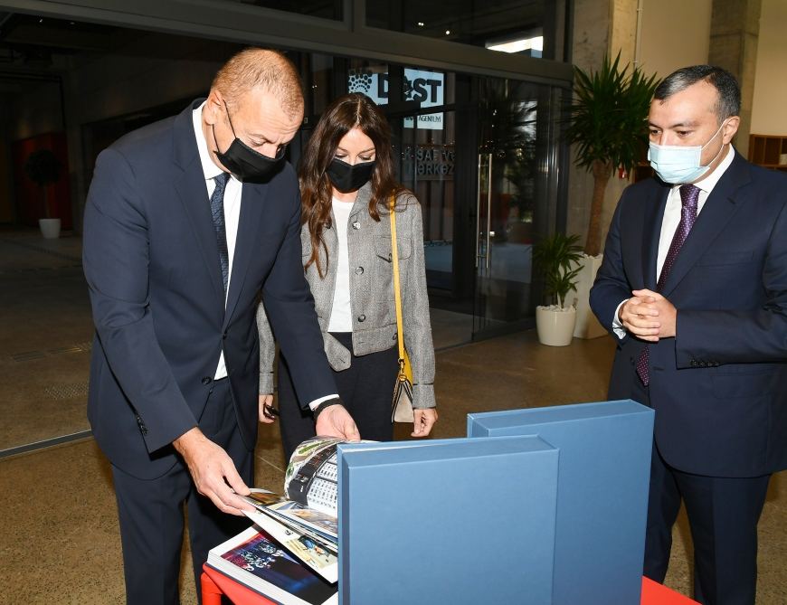 Prezident İlham Əliyev, Birinci xanım Mehriban Əliyeva və qızları Leyla Əliyeva Bakıda DOST İnklüziv İnkişaf və Yaradıcılıq Mərkəzinin açılışında iştirak ediblər (FOTO/VİDEO) (YENİLƏNİB)