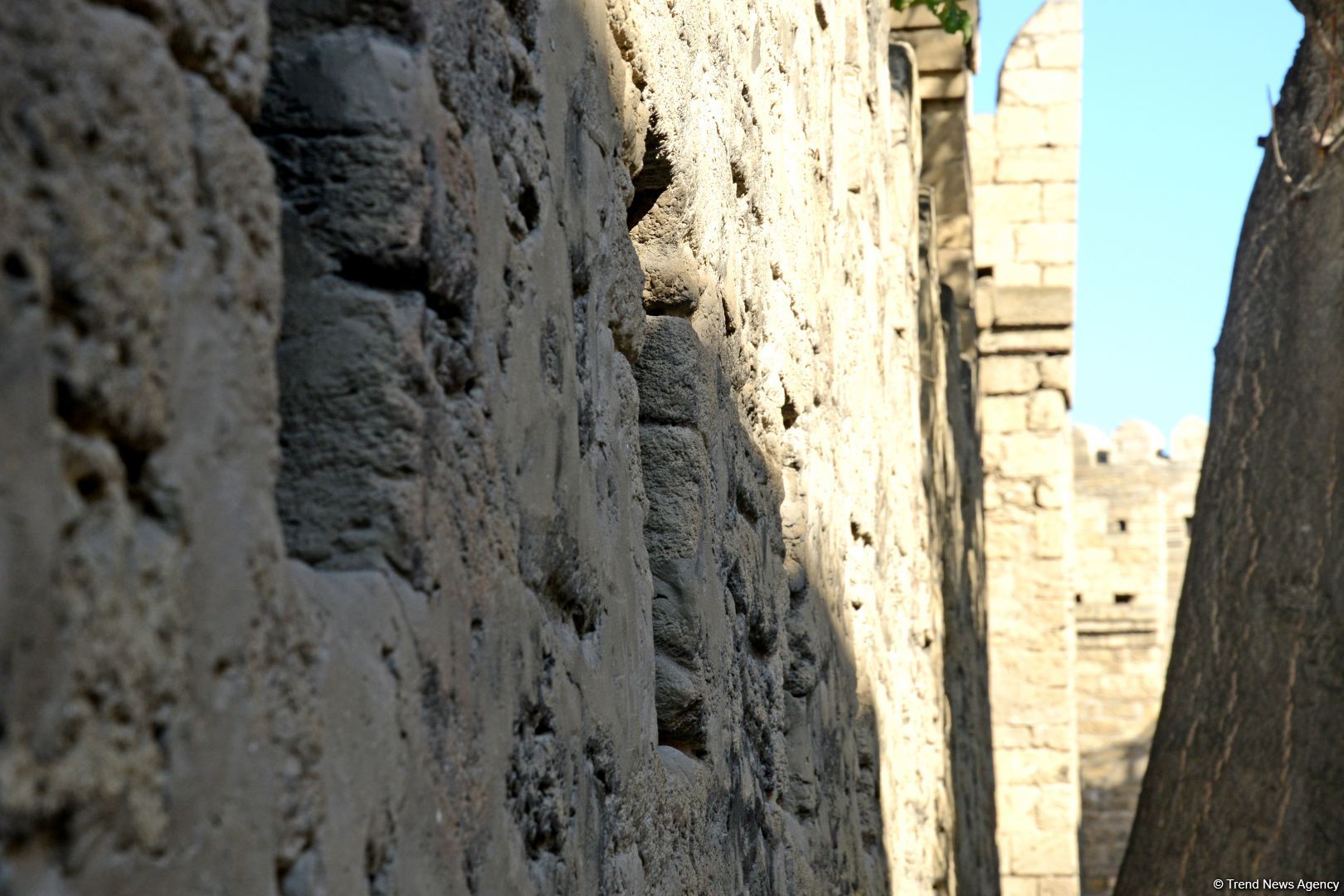 Turistlərin sevimli məkanı İçərişəhərdən FOTOREPORTAJ