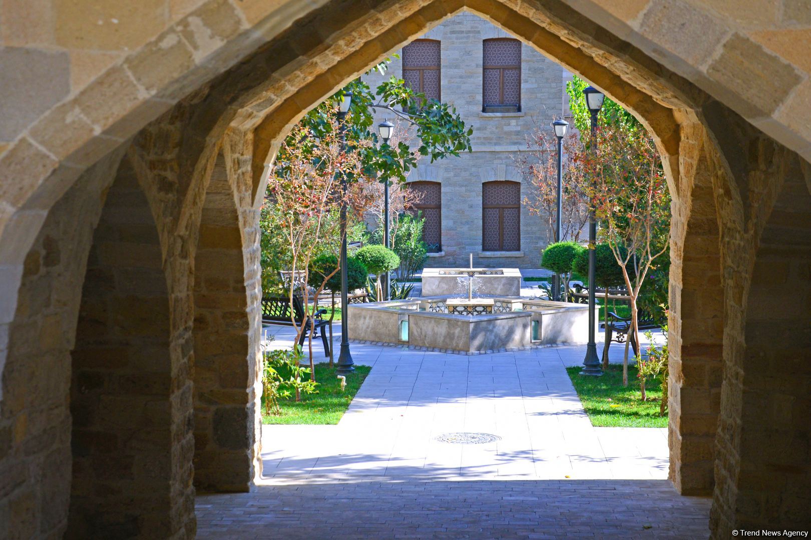 Turistlərin sevimli məkanı İçərişəhərdən FOTOREPORTAJ