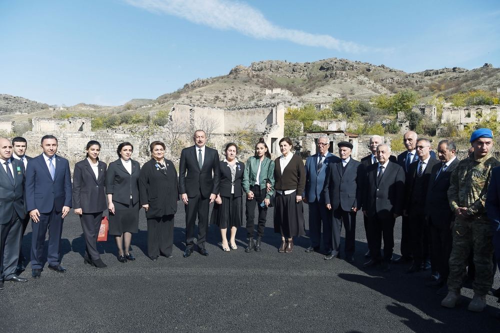 Prezident İlham Əliyev və Birinci xanım Mehriban Əliyeva Qubadlı rayon ictimaiyyətinin nümayəndələri ilə görüşüblər (FOTO/VİDEO) (YENİLƏNİB)