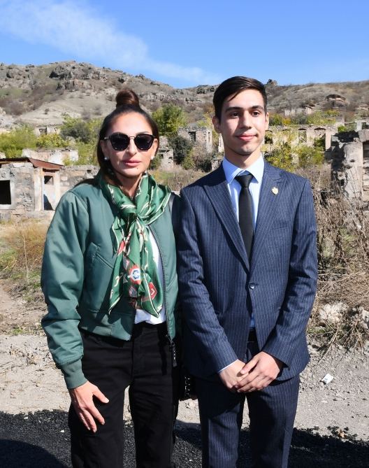 Prezident İlham Əliyev və Birinci xanım Mehriban Əliyeva Qubadlı rayon ictimaiyyətinin nümayəndələri ilə görüşüblər (FOTO/VİDEO) (YENİLƏNİB)