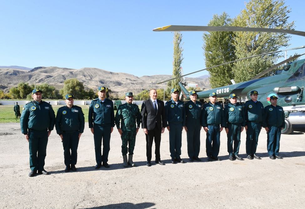 Prezident İlham Əliyev və Birinci xanım Mehriban Əliyeva DSX-nin yeni hərbi hissə kompleksinin açılışında iştirak ediblər (YENİLƏNİB) (FOTO/VİDEO)