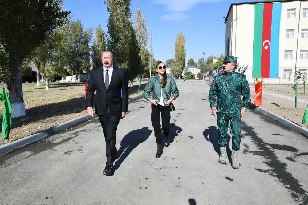 Prezident İlham Əliyev və Birinci xanım Mehriban Əliyeva DSX-nin yeni hərbi hissə kompleksinin açılışında iştirak ediblər (YENİLƏNİB) (FOTO/VİDEO)