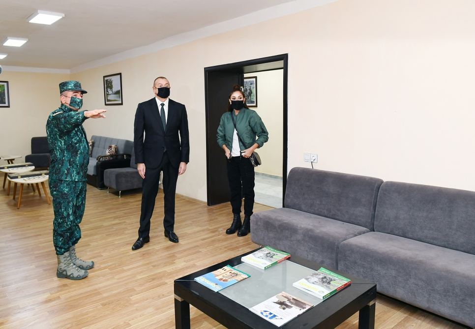 Prezident İlham Əliyev və Birinci xanım Mehriban Əliyeva DSX-nin yeni hərbi hissə kompleksinin açılışında iştirak ediblər (YENİLƏNİB) (FOTO/VİDEO)